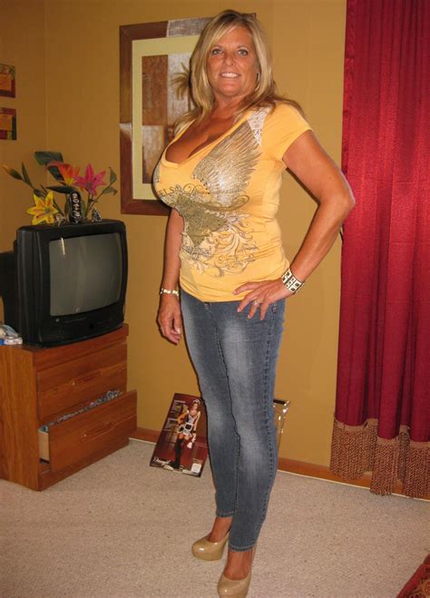 amatuer busty milf